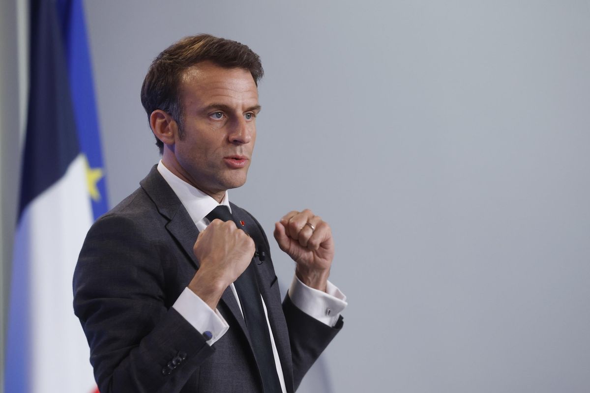 Macron il galletto anti italiano non piace neppure ai media francesi