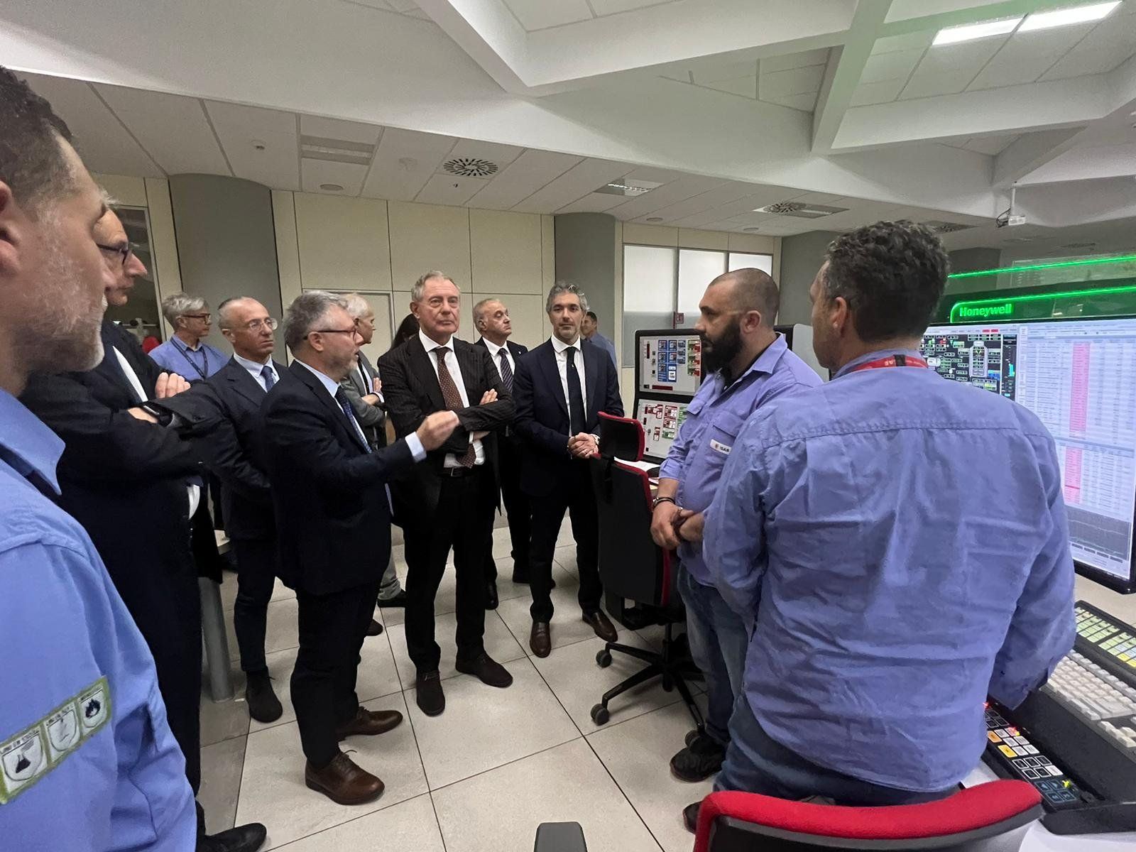 Urso in visita a Priolo: «Isab salvato senza farlo fermare»