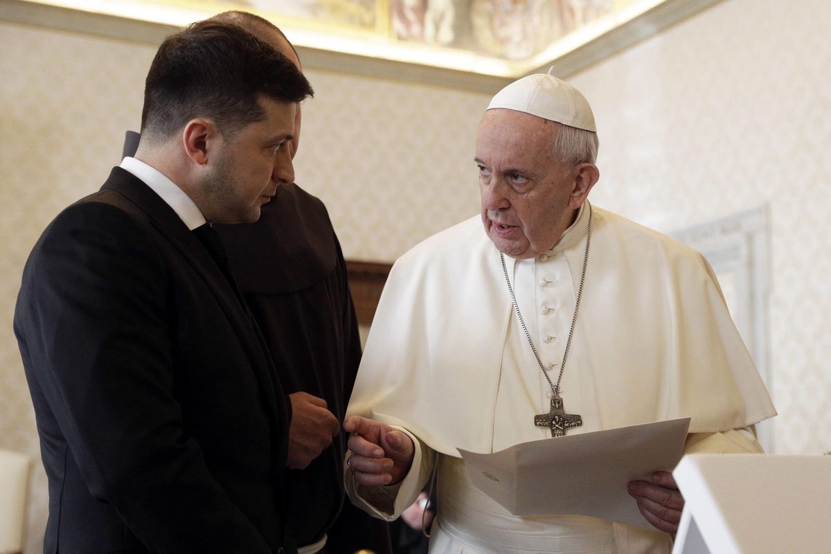 Zelensky a Roma. In Vaticano Bergoglio è pronto a stanarlo per intavolare la pace
