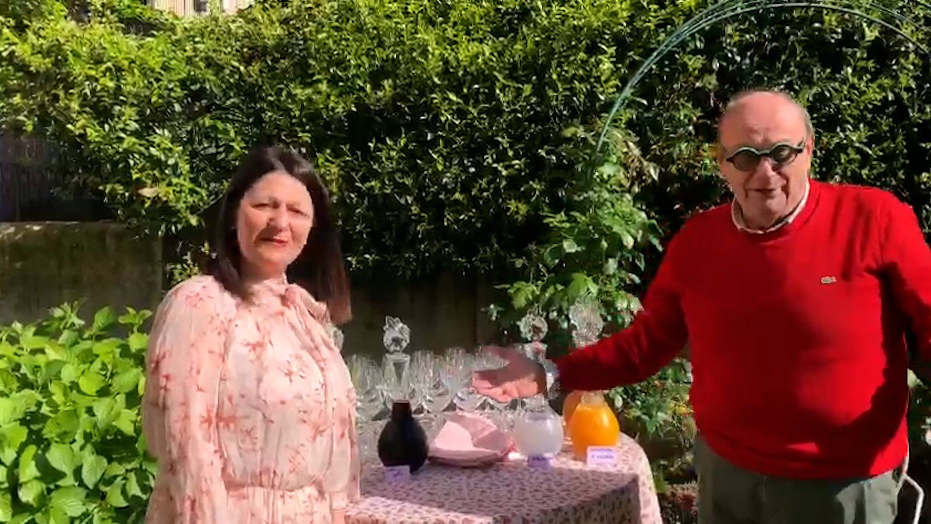 Le pillole di galateo di Petra e Carlo: l'aperitivo in giardino