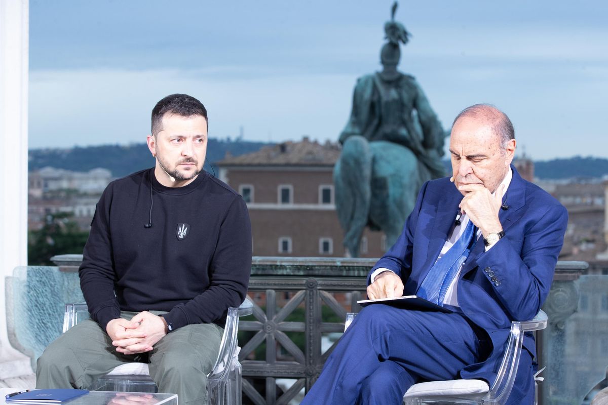 Zelensky: «Se non ci aiutate, combatterete»