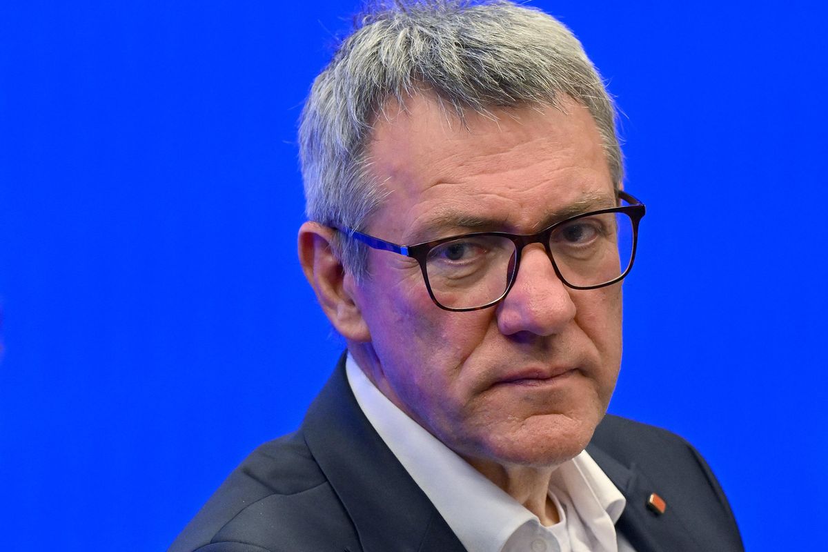 Landini si infila sotto le tendeper mangiarsi Conte e Schlein