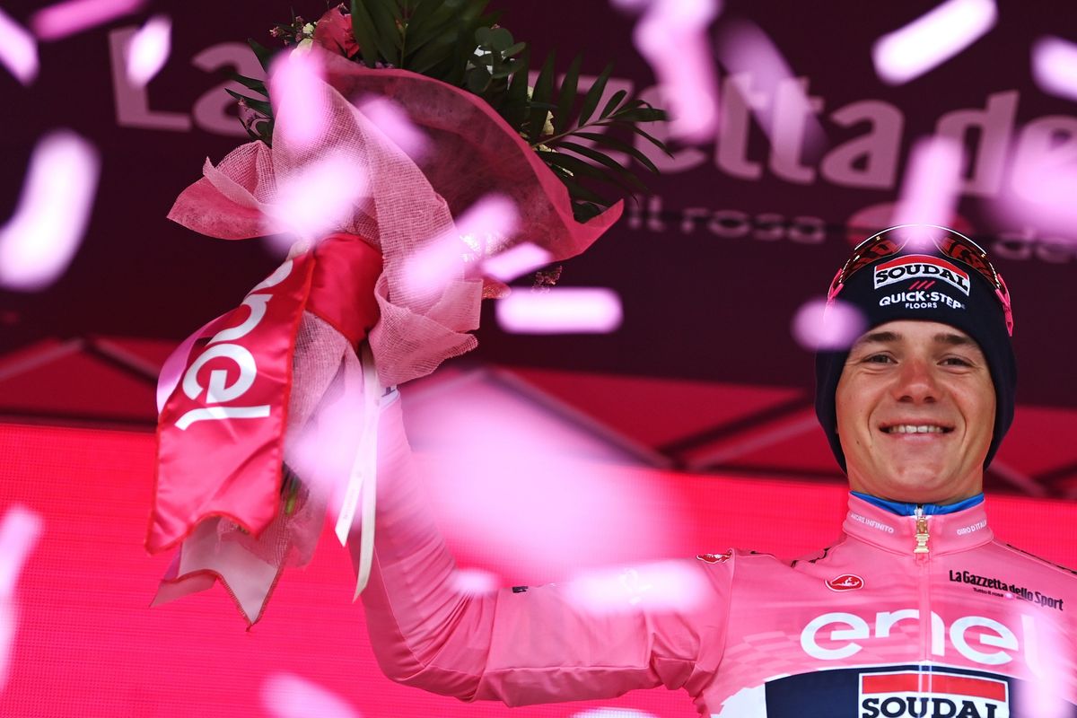 Il Giro piomba nel delirio Covid. La maglia rosa (sana) si ritira. E torna l’obbligo di mascherina