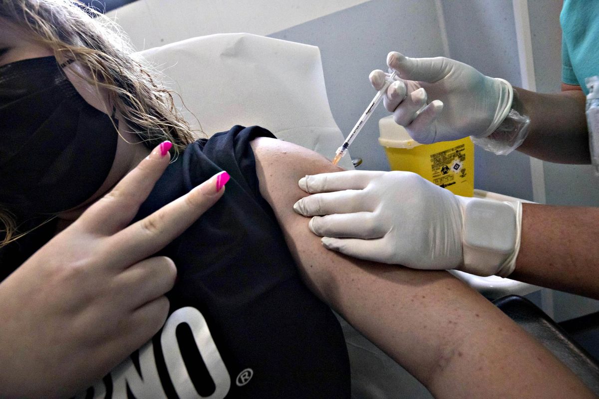Flop dei vaccini, decessi e dubbi sui più giovani: i tecnici nascosero tutto