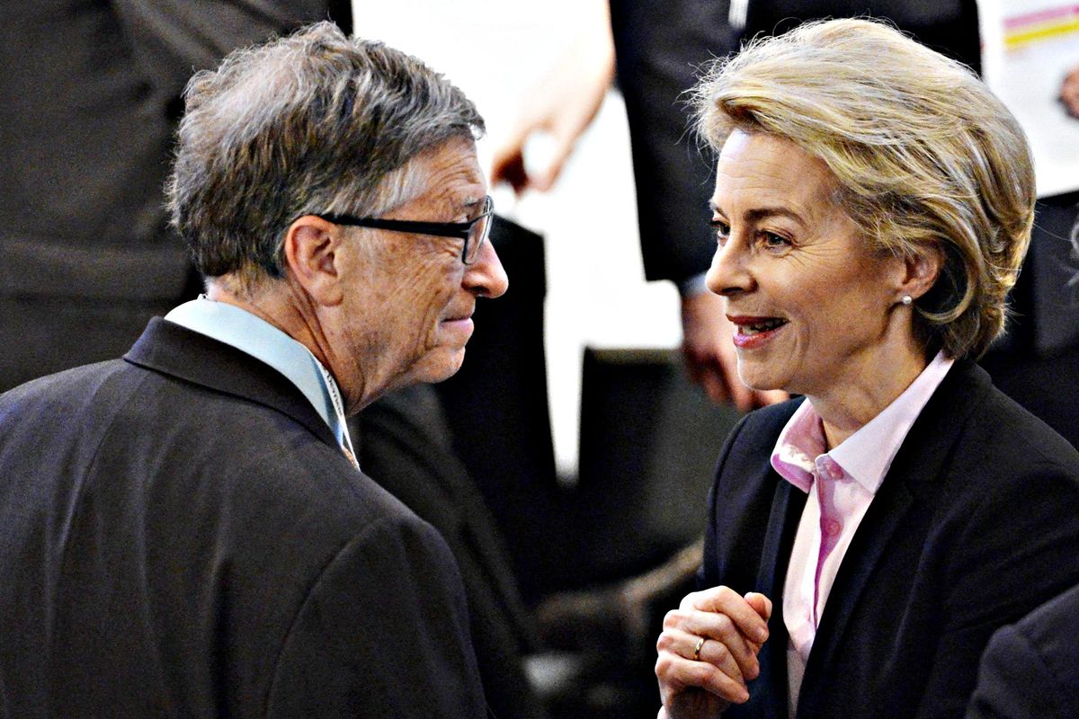 Ursula e Mr Vaccino messi d’accordo dal gioco sparatutto