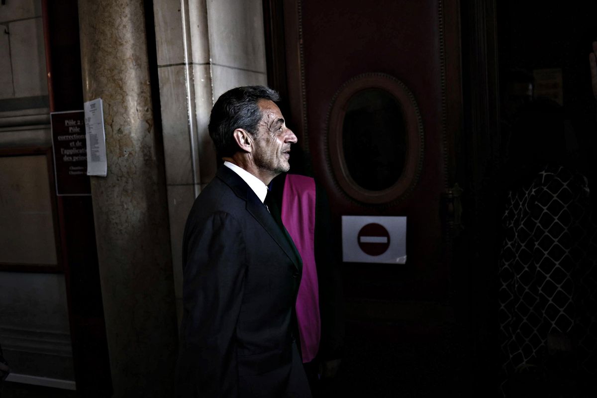 Sarkozy non ha più niente da ridere. Condanna a tre anni, uno ai domiciliari