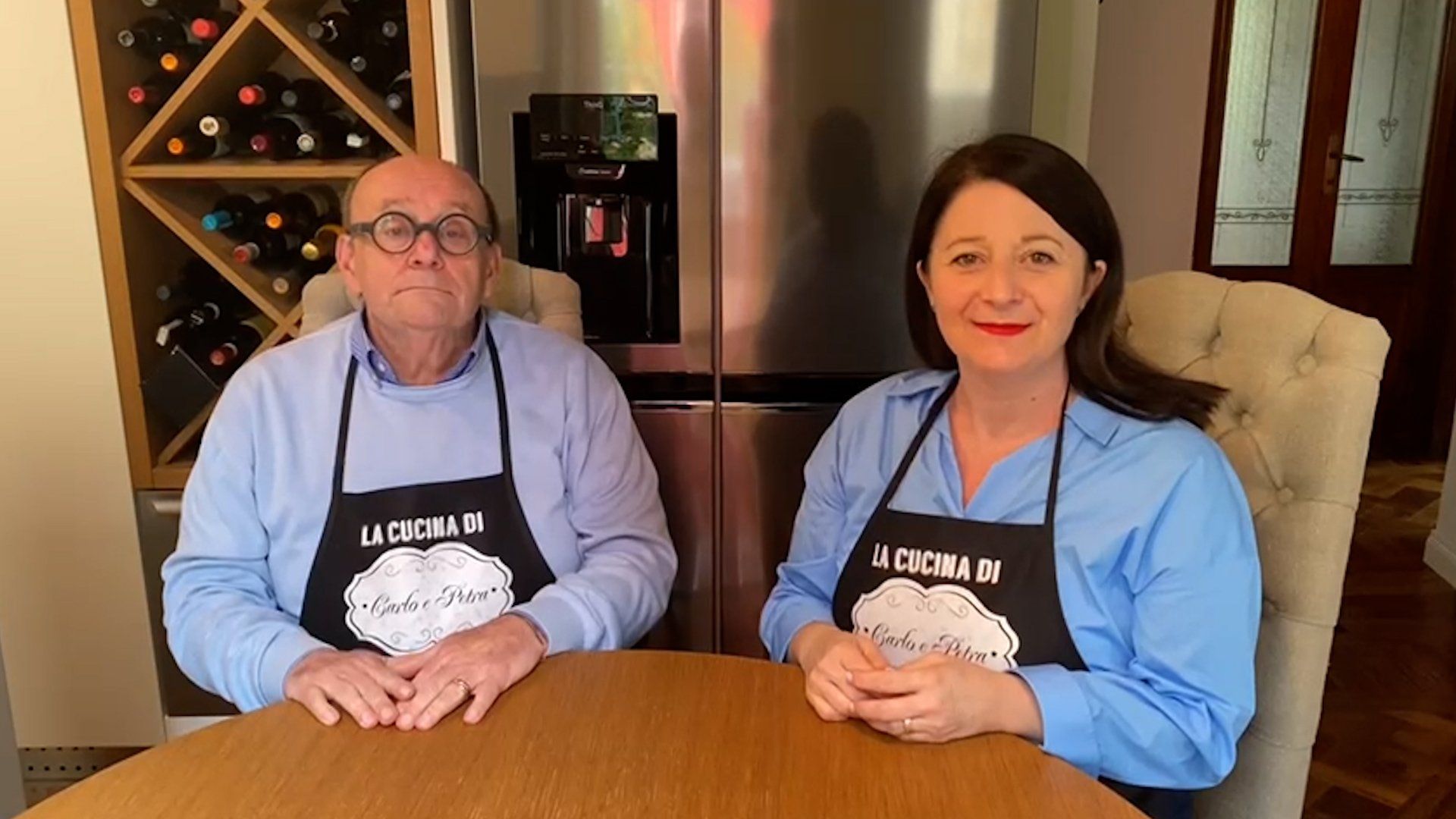 Le pillole di galateo di Petra e Carlo: la postura a tavola