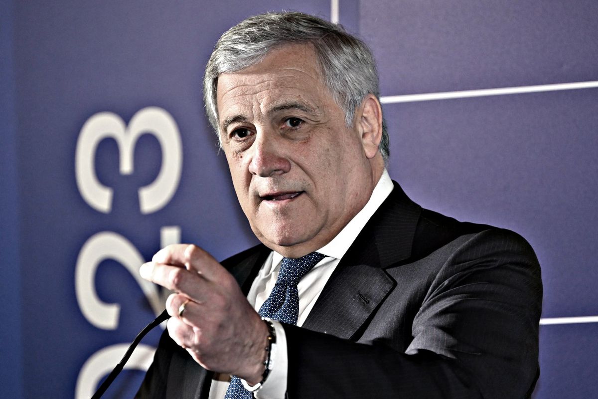 Tajani annulla la sua visita a Parigi. A sinistra solo Calenda si espone