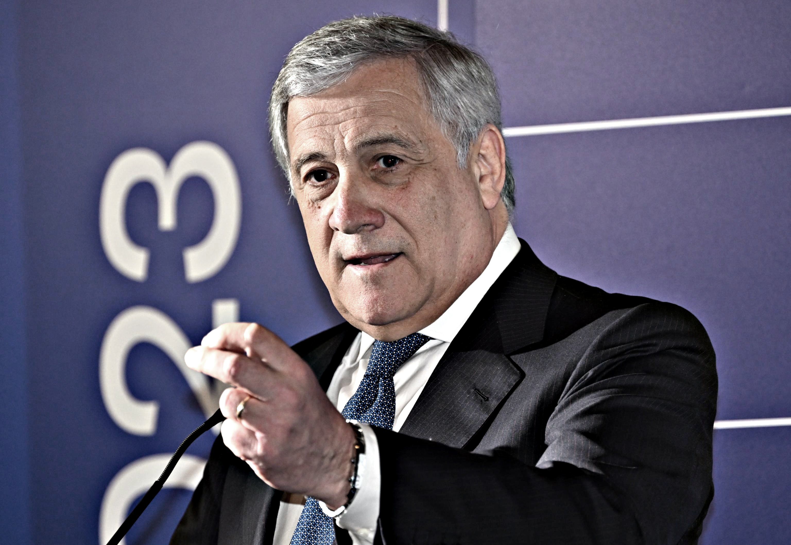 Tajani annulla la sua visita a Parigi. A sinistra solo Calenda si espone