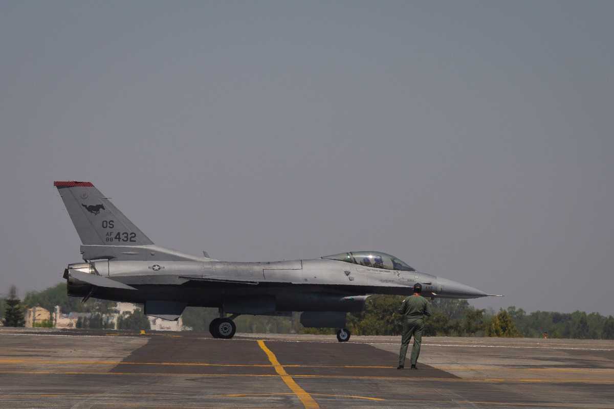 Macché boicottaggio agli aerei russi. A terra ora restano quelli occidentali