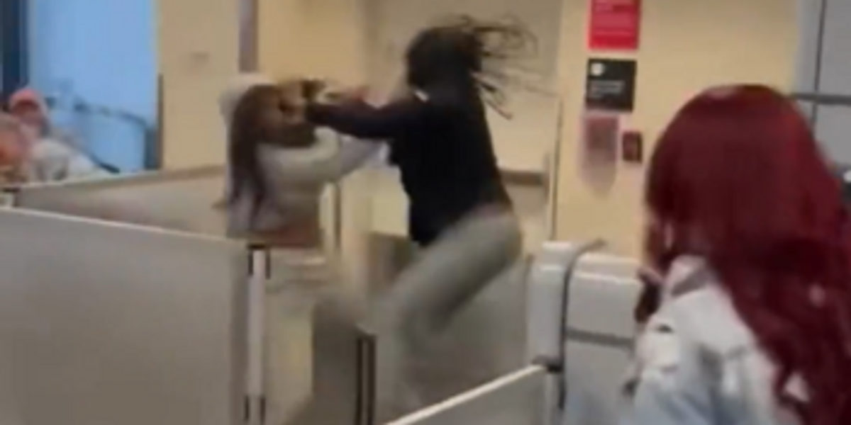NextImg:Video: Alleged pregnant woman who 'clearly smelled' of alcohol pummels Spirit Airlines employee