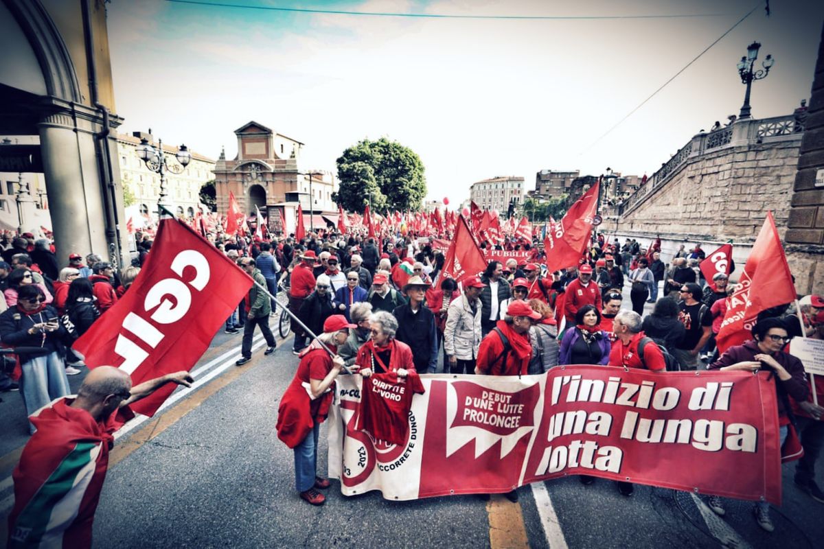 Pur di attaccare la Meloni i sindacati si buttano a destra