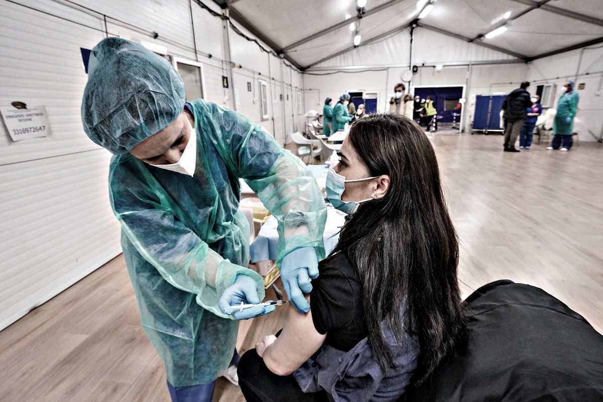 Le virostar insistono: «Il virus c’è ancora, altre dosi ai fragili»