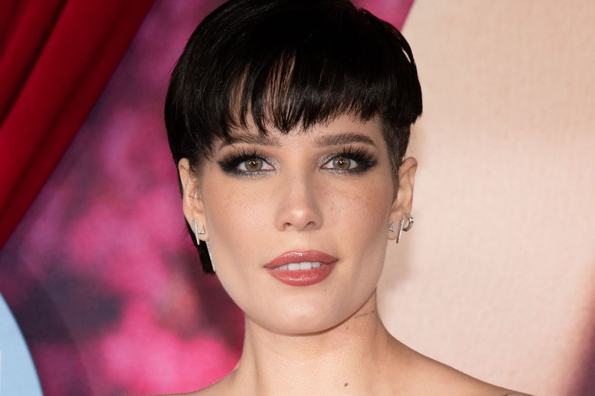 Halsey Fails to Find Herself On "Manic"