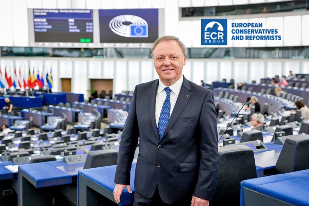 Bruxelles assolve i vaccini ma sorvola su effetti avversi e mortalità in eccesso