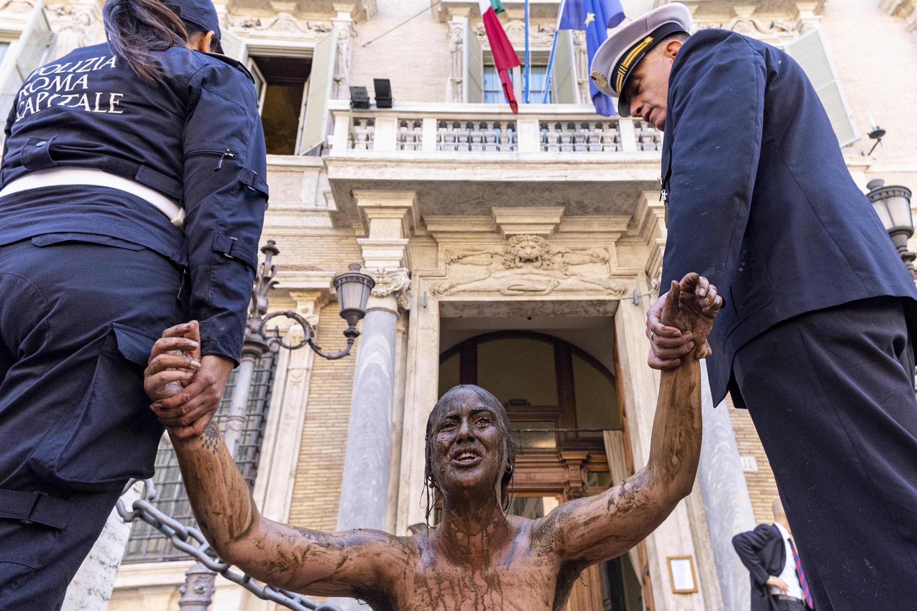 All’estero li arrestano, qui li chiamano attivisti