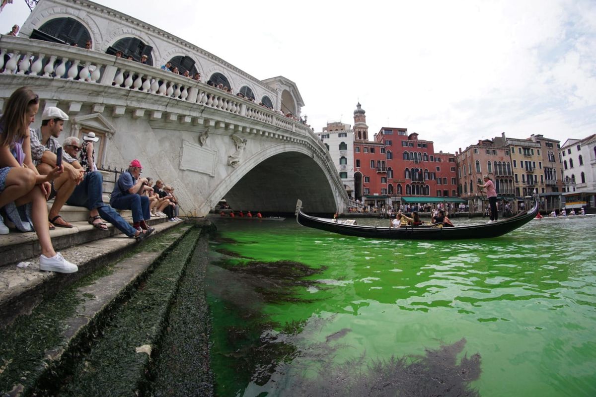 Acqua fluo nel Canal Grande. Alla fine l’unica ecoansia l’abbiamo per i teppisti verdi