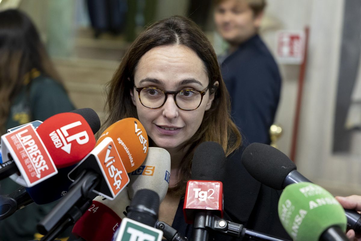 La sinistra si impicca alla telecamera che difende l’ambasciata iraniana