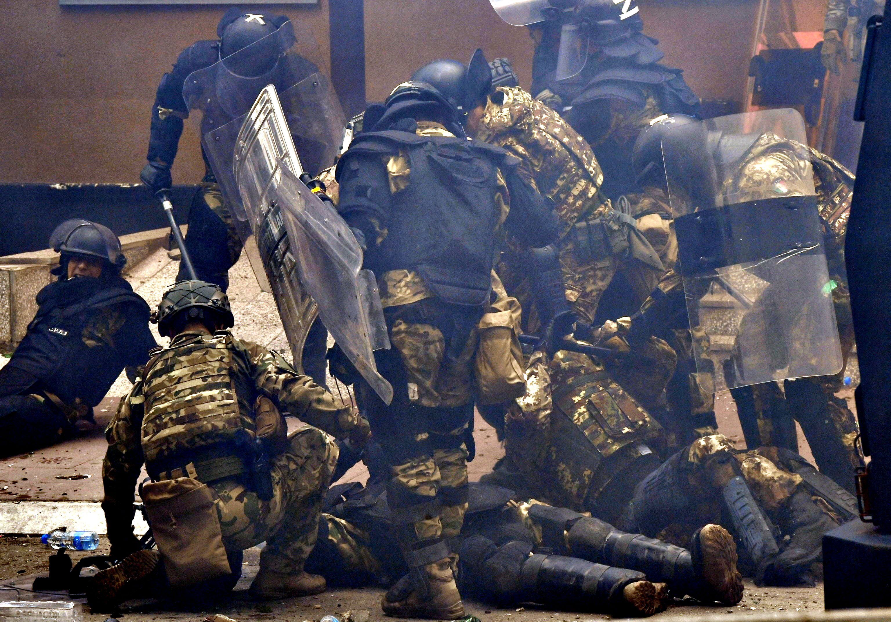 Scontri in Kosovo. Feriti 11 italiani del contingente Nato