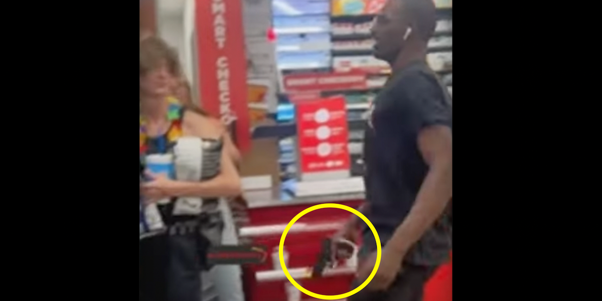 NextImg:Circle K clerk fires shots after thugs threaten him in store — and sheriff's reaction has folks applauding