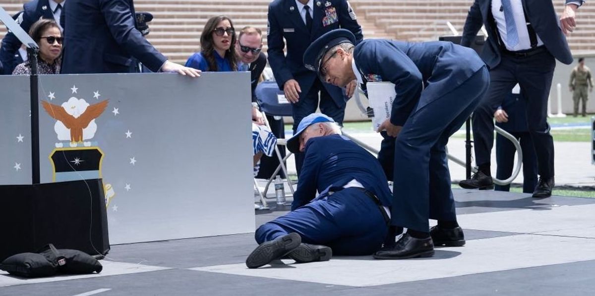 NextImg:Biden finds scapegoat to blame for his big fall — then reporter reveals what happened when he exited Marine One