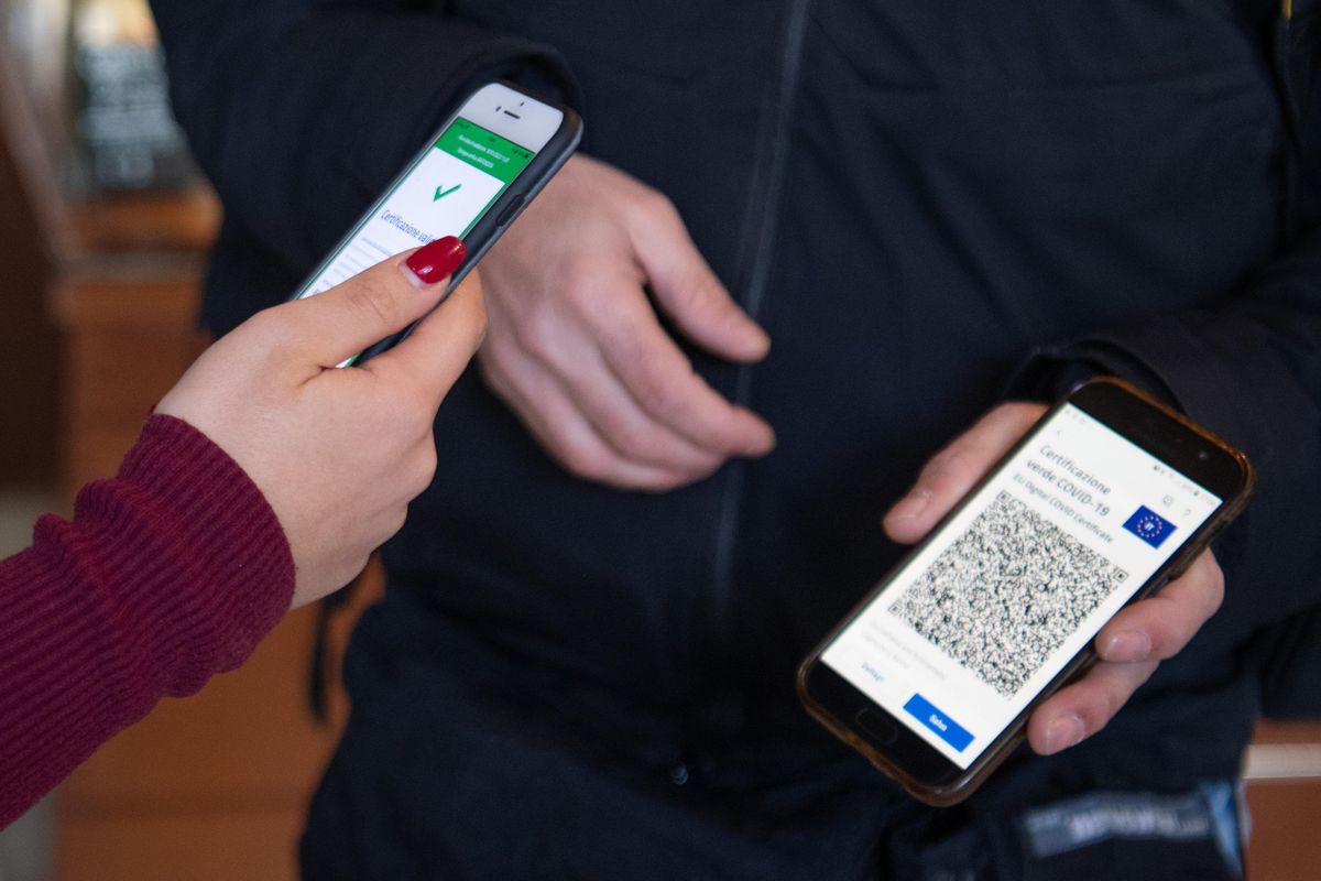 Sospendere i sanitari era inutile: picco di contagi col super green pass