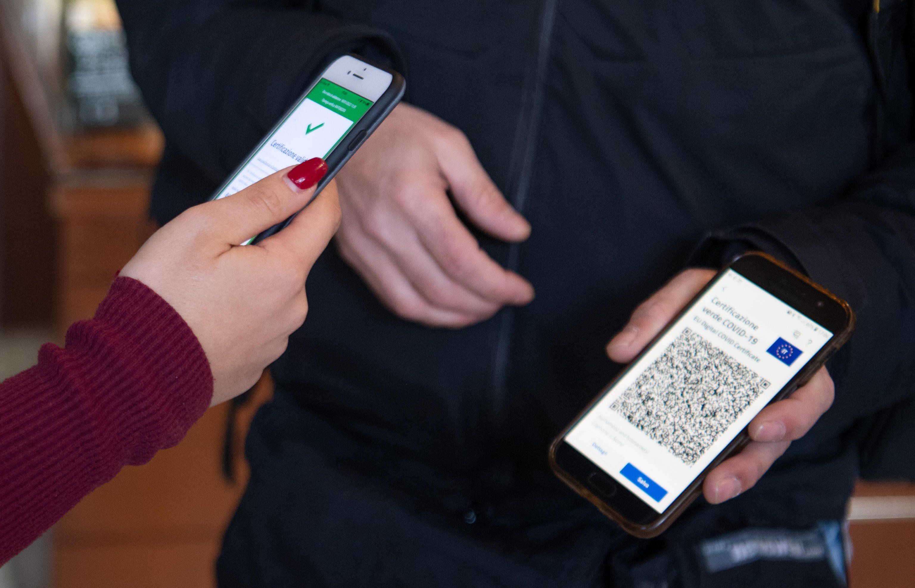Sospendere i sanitari era inutile: picco di contagi col super green pass