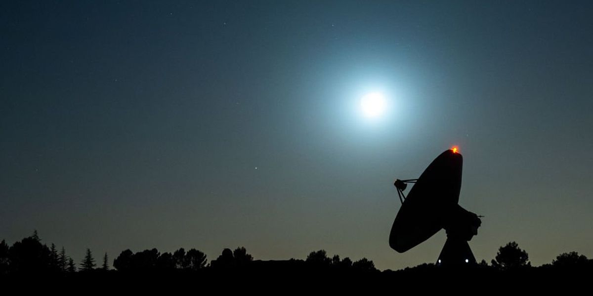 NextImg:Scientists zero in on mysterious signals from heart of Milky Way galaxy over dangers of aliens finding us before we find them