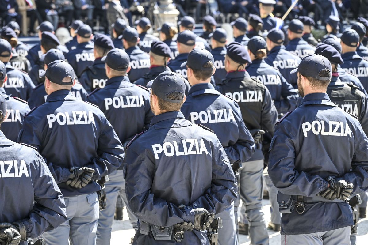 Leggi folli e burocrazia. Così legano le mani alle forze dell’ordine