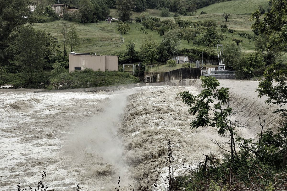 I fiumi minacciano cinque province. Le vittime salgono a 15, caos ospedali