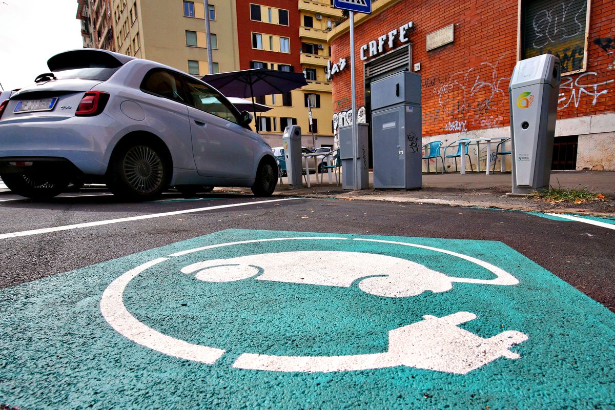 L’alluvione spazza via l’utopia dell’elettrico