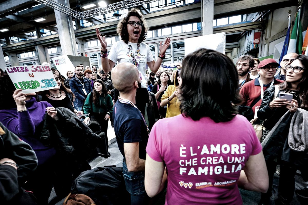 Squadracce femministe cacciano la Roccella