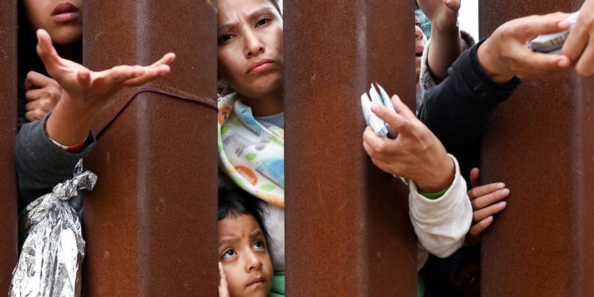 NextImg:Authorities reportedly ignore migrant moms illegally selling fruit along dangerous highways, babies in tow