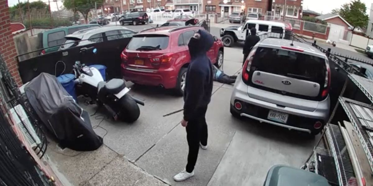 NextImg:Video: Armed thug guarding crew's brazen catalytic converter theft from home's driveway gives some jaw-dropping advice to angry owner of car