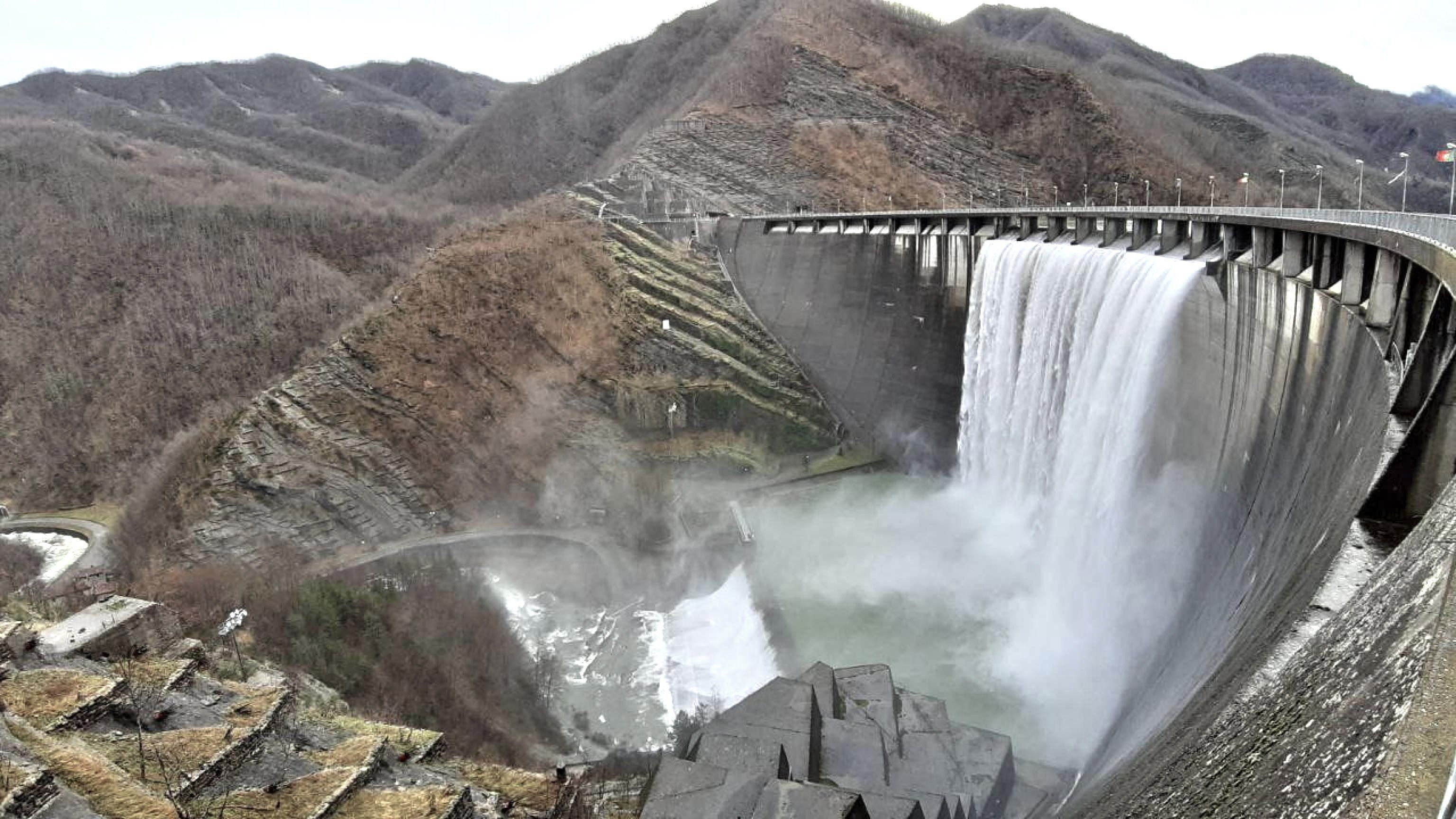 E spunta l’assurdo intrigo sulla diga