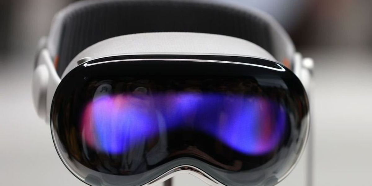 NextImg:Apple's augmented reality goggles track your voice, eyes, and hand movements at all times, uses AI to mimic your persona