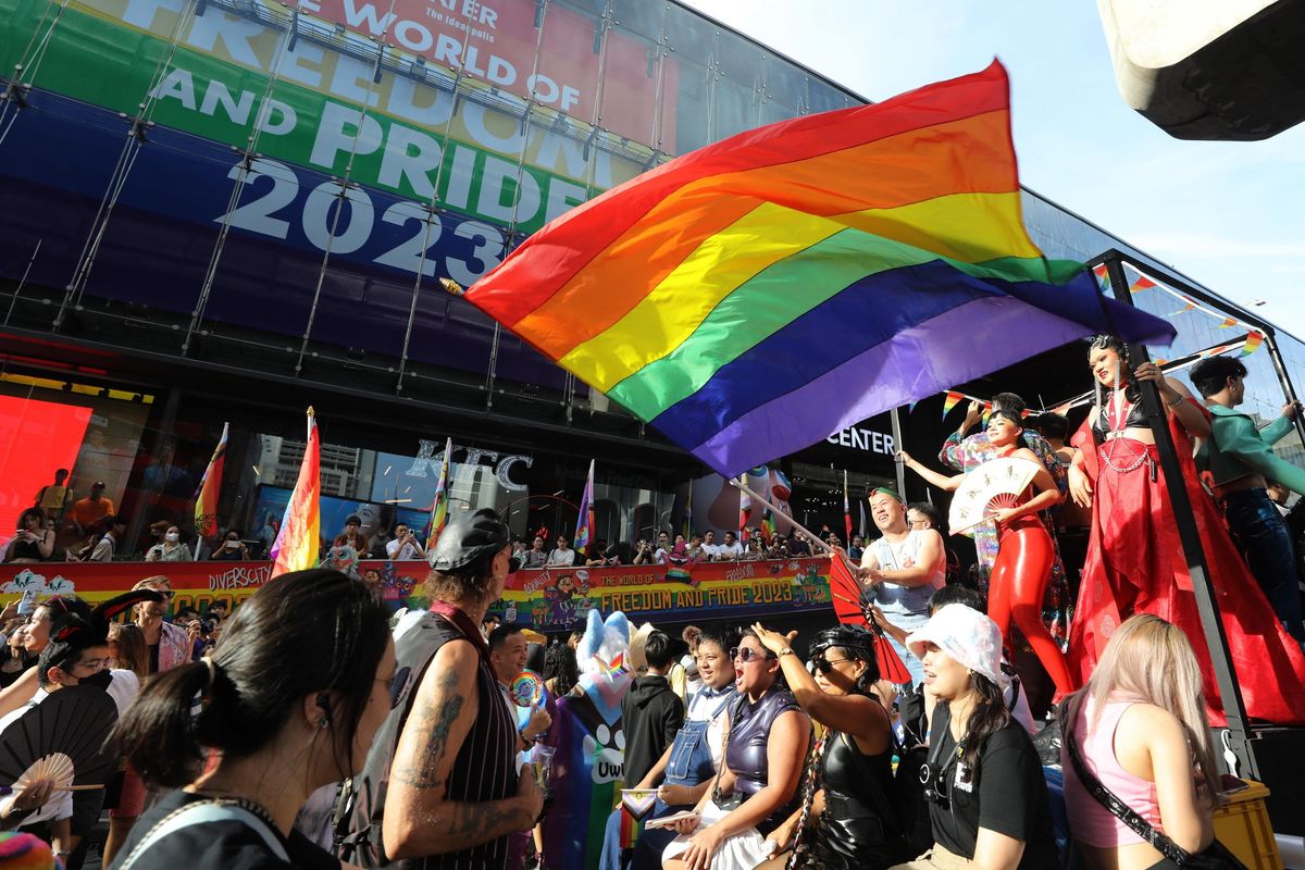 Diritti? Il pride fa il tifo per dare figli anche ai trans