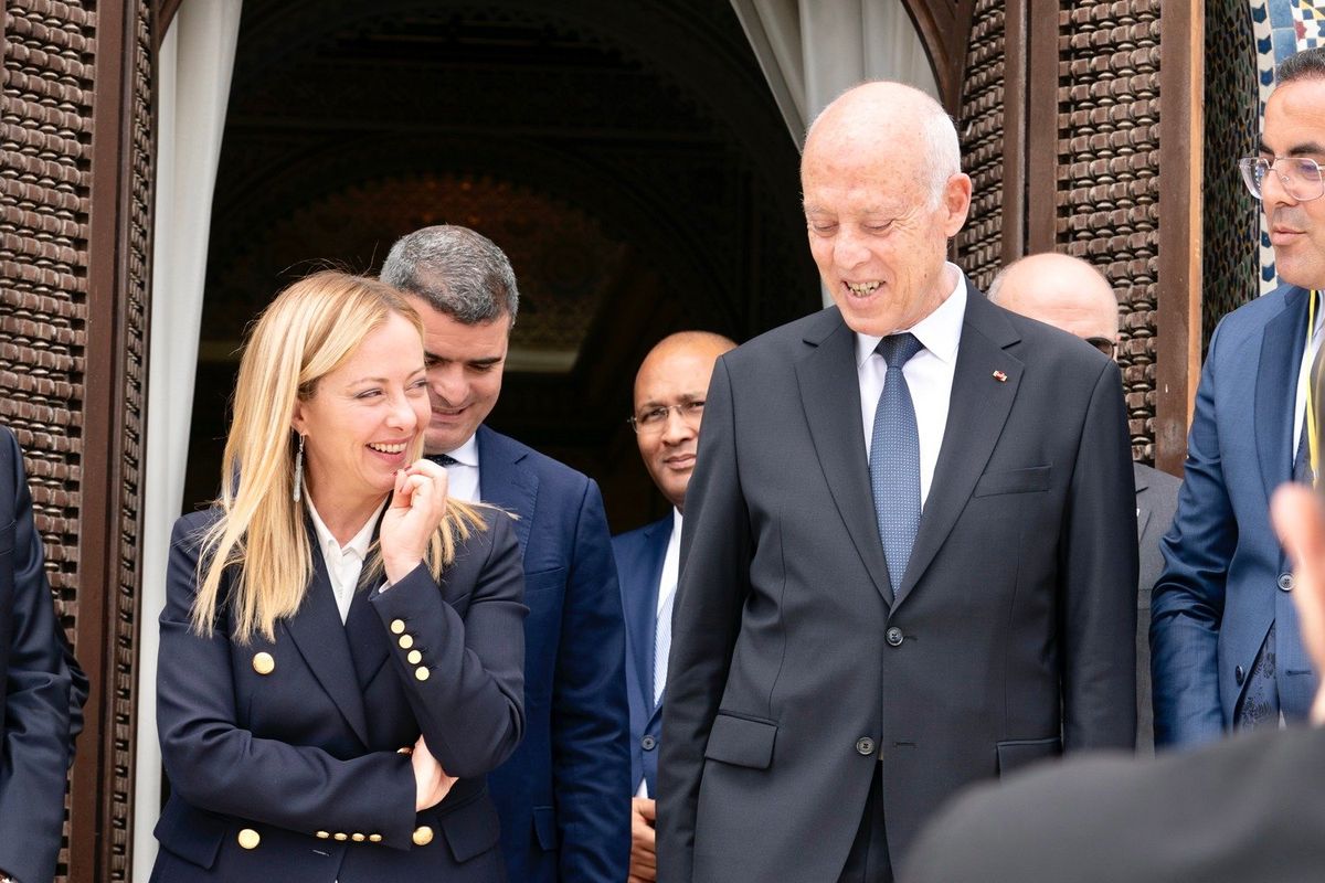 La Meloni prova a sfilare la Tunisia a Macron