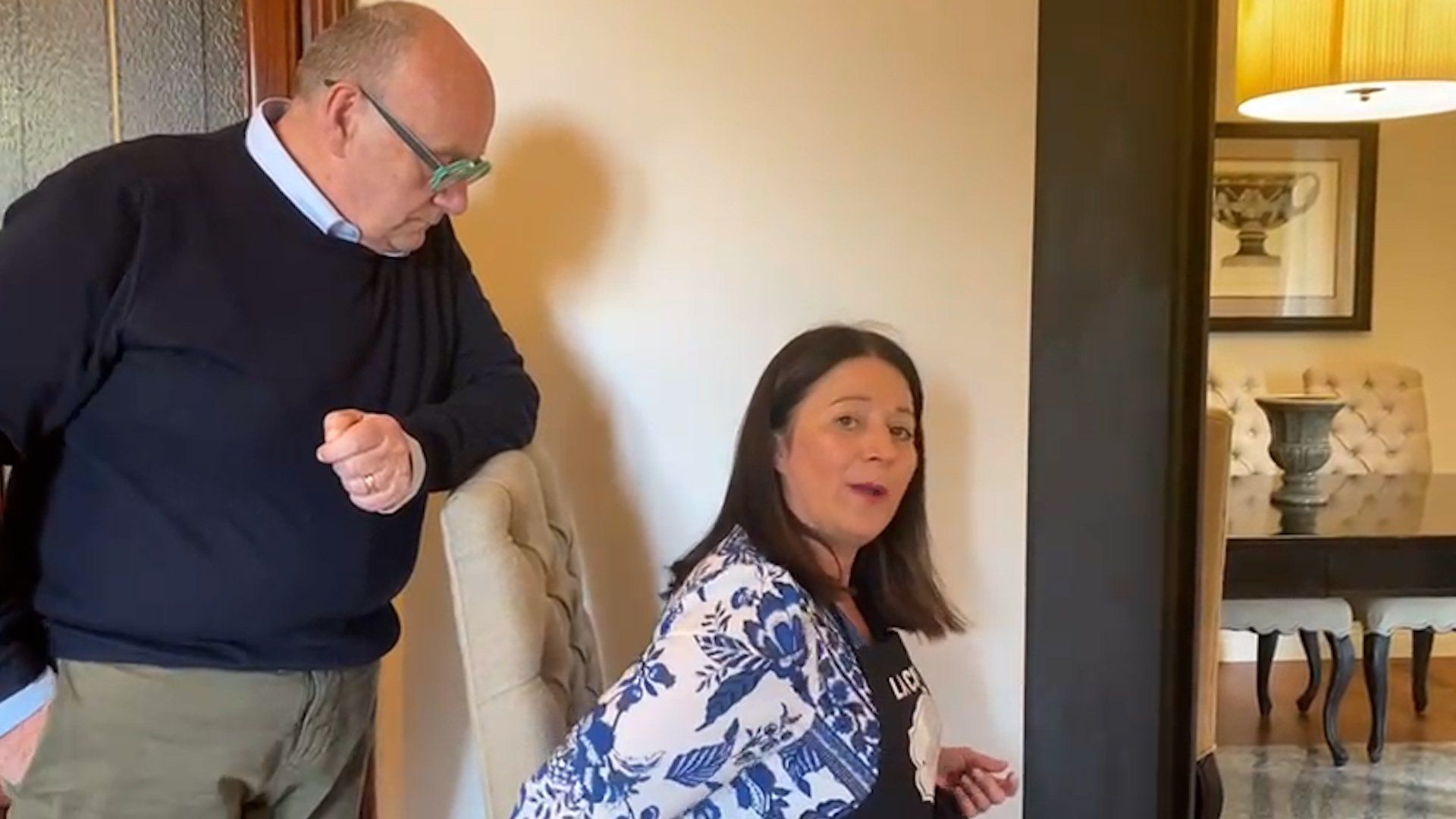 Le pillole di galateo di Petra e Carlo: la corretta postura