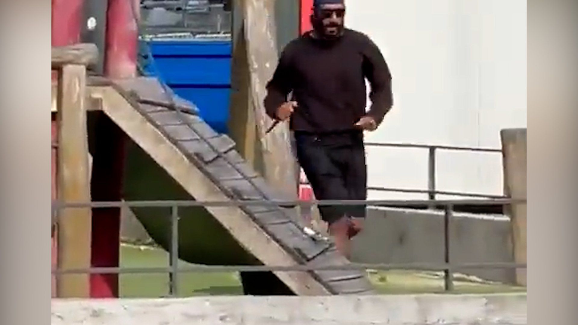 Francia, ecco il video del richiedente asilo che ha accoltellato 4 bambini e 2 adulti ad Annecy