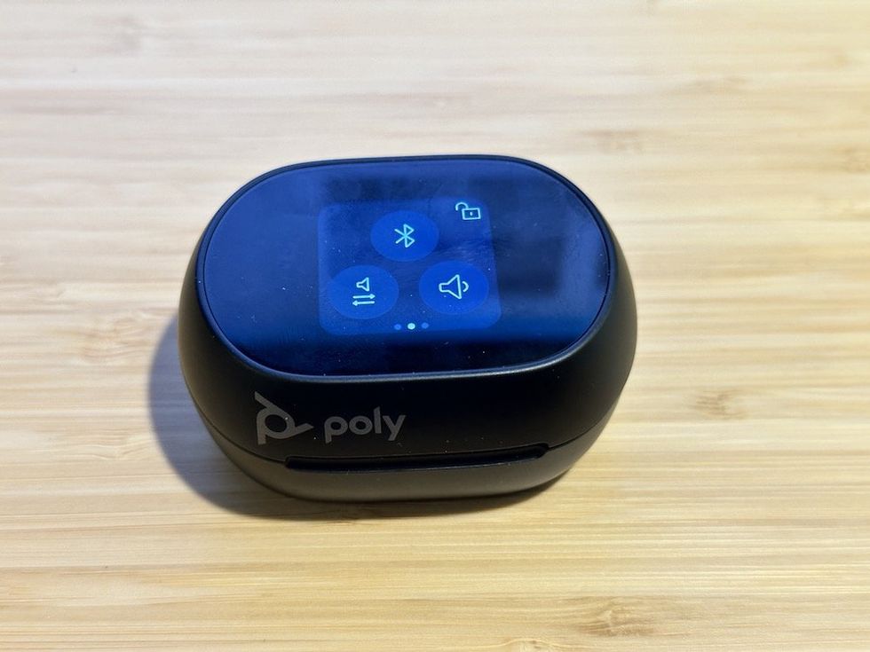 a photo of the Poly Voyager Free 60+ UC Touchscreen Charging Case u