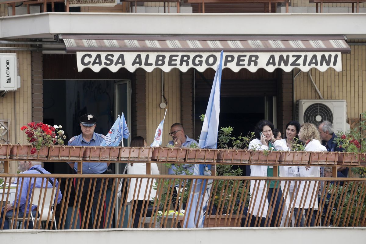I nostri anziani «sequestrati» da chi dovrebbe proteggerli