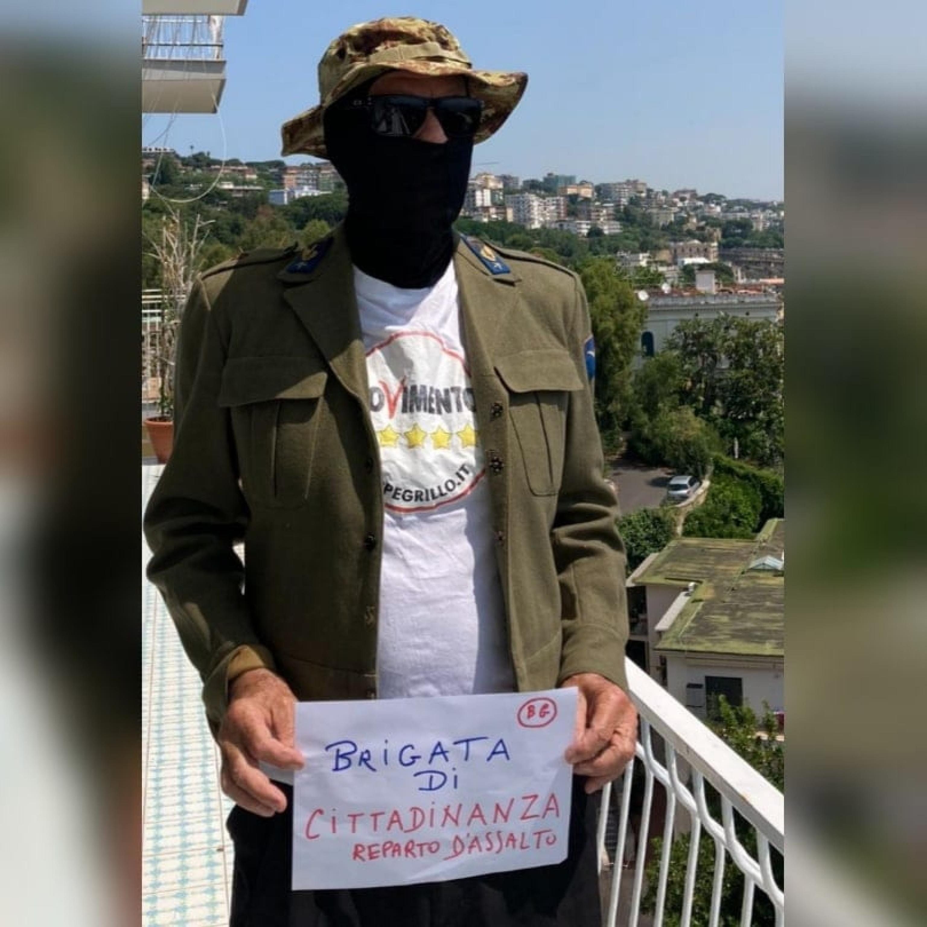 Grillo con le brigate difende il reddito