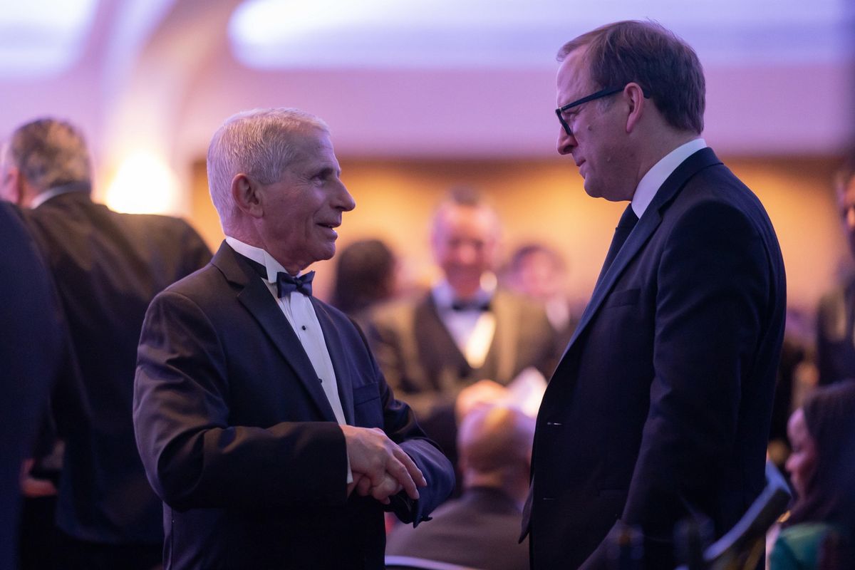 Fauci fa la predica su virus e vaccini dopo aver cambiato versione su tutto