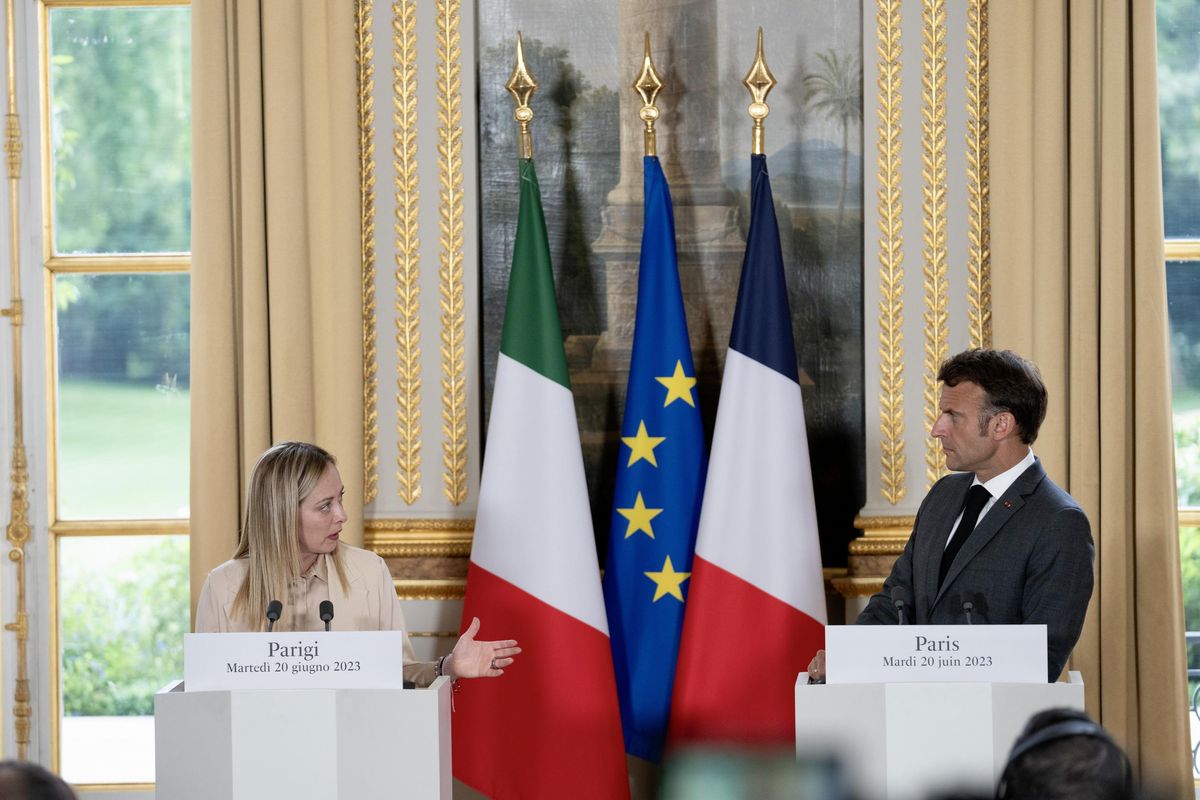 Macron ingoia gli insulti e fa asse con Roma