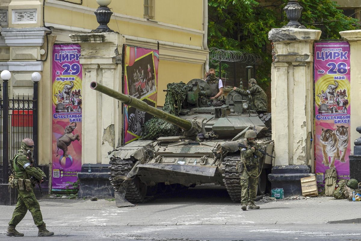 Il capo della Wagner accusa Putin e porta le truppe in Russia