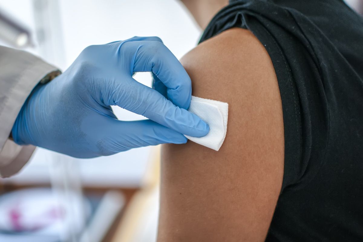 La Pfizer sponsorizza la «nuova normalità» rifilando i vecchi sieri
