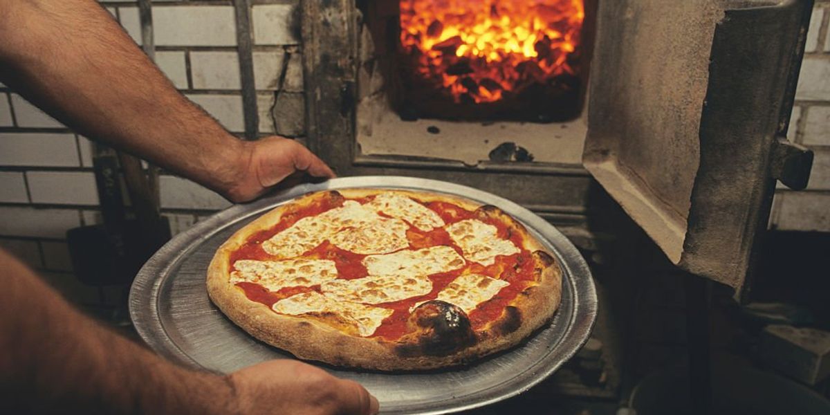 NextImg:New York City turns up the heat on wood and coal-fired pizzerias, demands restaurants slice emissions by 75%
