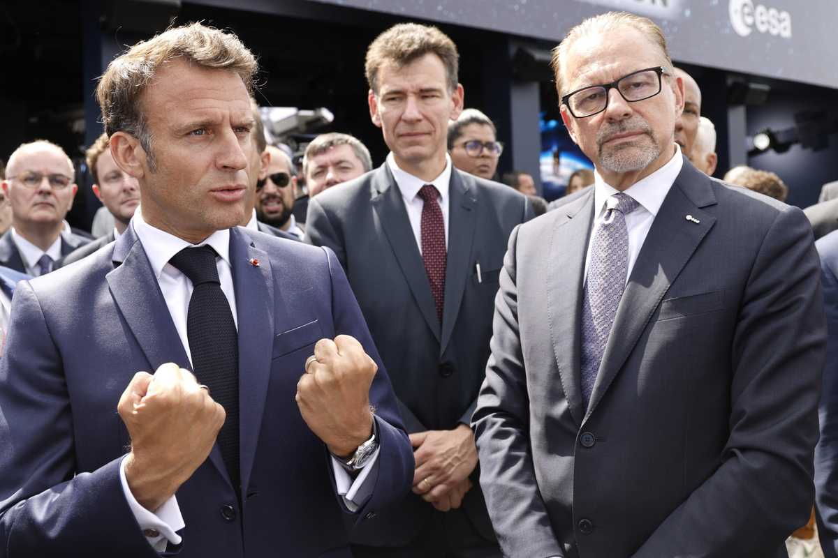 Il direttore dell'agenzia spaziale europea in bilico, ma il Pd lo difende