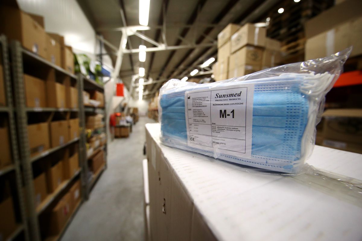 Spendiamo milioni per custodire miliardi di mascherine da buttare